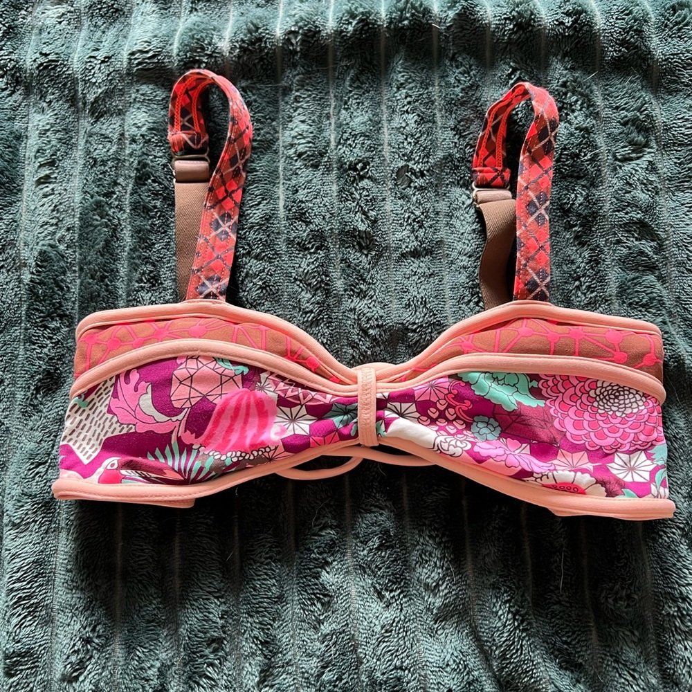 Bundle of Maaji, Victoria’s Secret, O’Neil, Lululemon, etc. swim tops size small